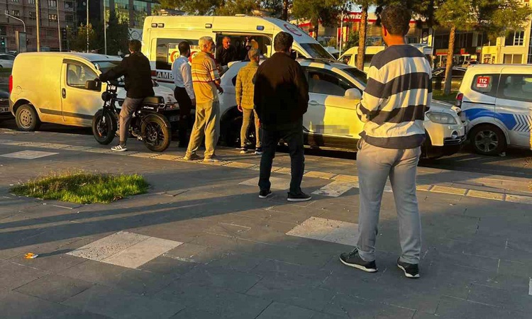 Diyarbakır Kayapınar'da minibüs ile otomobil kazası sonrası taraflar kavgaya tutuştu: Gelişmeler Takip Ediliyo