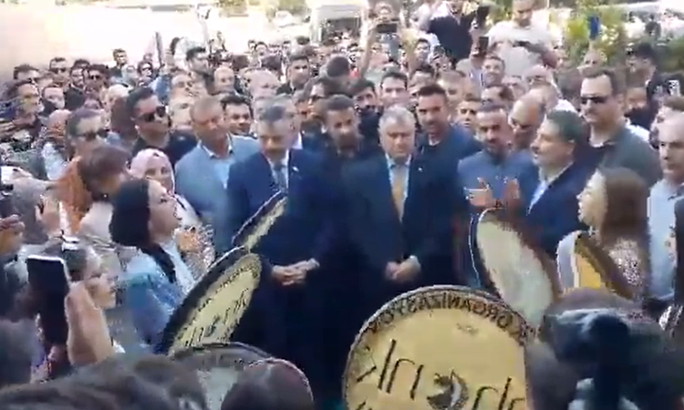 Sıcak Gündem: Diyarbakır'da maç öncesi bakanlara Kürtçe şarkılarla coşkulu karşılama - Son Dakika