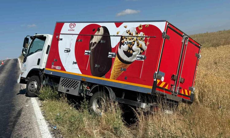 Truck loaded with ice cream overturned: 1 injured - Breaking News