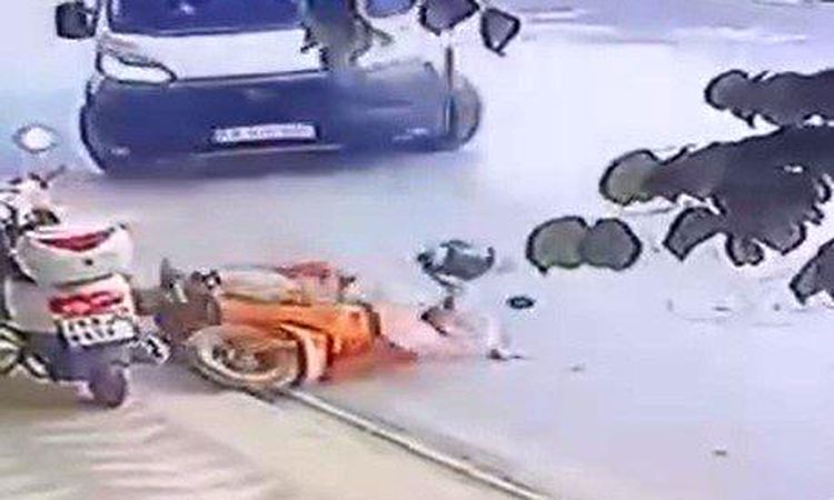 The turning minibus hit the motorcycle like this - News