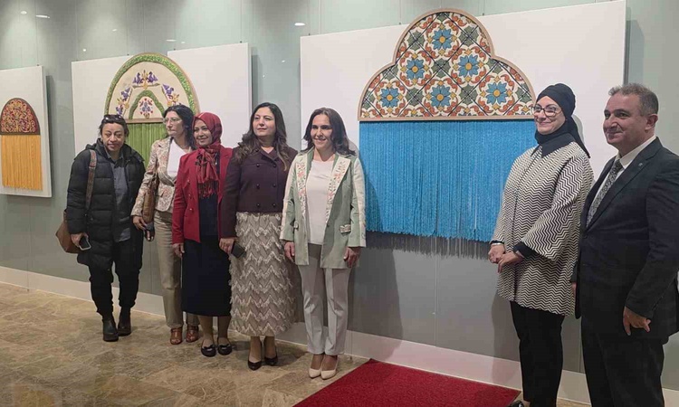 DPÜ'de Cengiz'in keçe sergisi açıldı, kuş motifleriyle annesine özlem anlatıldı: Gelişmeler Takip Ediliyor