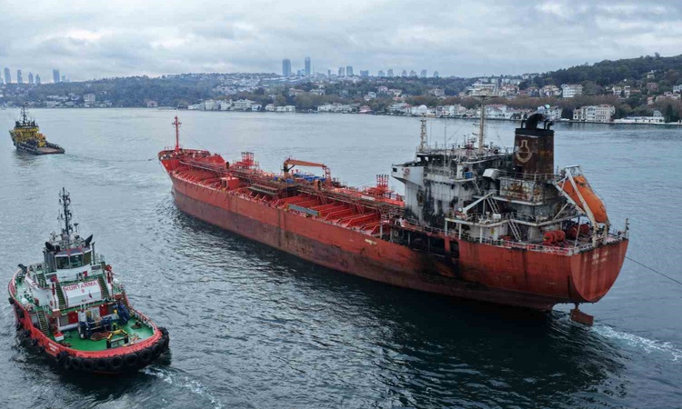 Dronla vurulan tankerin İstanbul Boğazı'ndan geçişi trafiği çift yönlü durdurdu | İşte Tüm Ayrıntılar