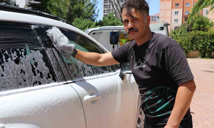 Son Gelişme: Dükkanını yanında taşıyor, kapı kapı gezerek araba yıkıyor - Son Dakika Haberleri: Gelişmeler Tak