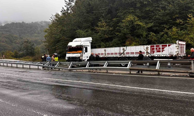 Düzce Akçakoca Karayolu'nda makaslayan tır yolu kapatınca trafik kilitlendi