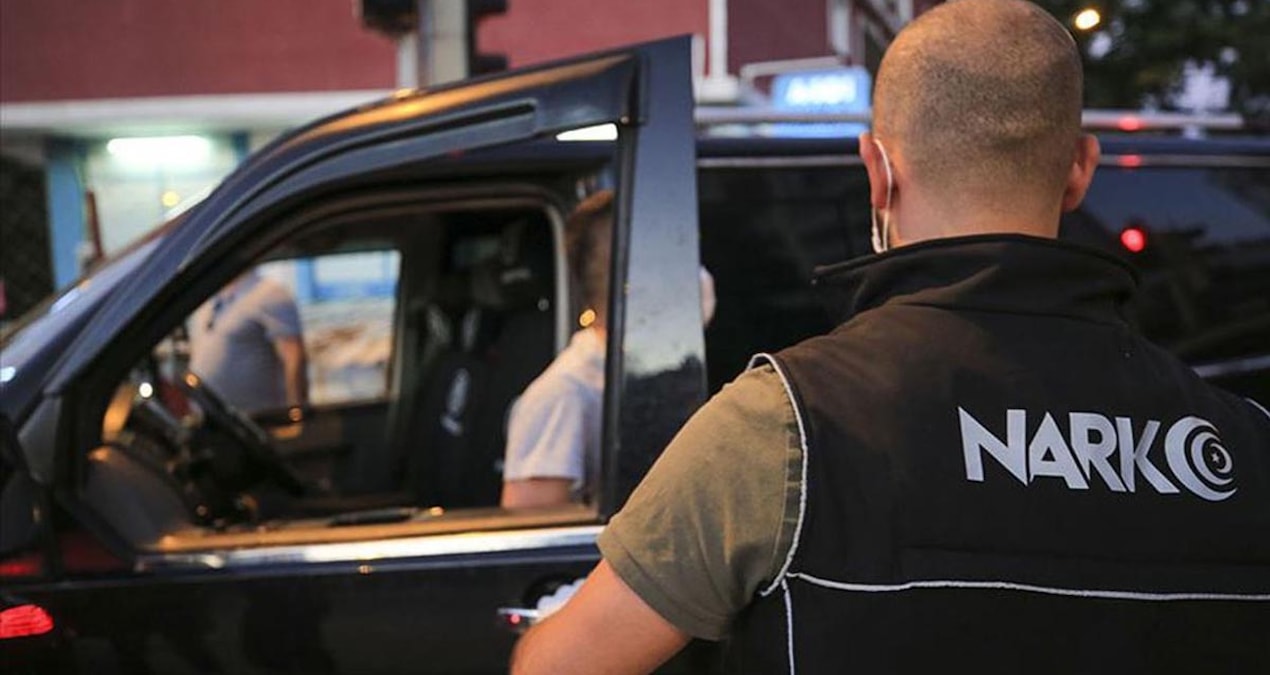 Gündemden Son Bilgiler: Düzce’de aracın döşemelerine gizlenmiş 4 bin uyuşturucu hap ele geçirildi - Haberleri