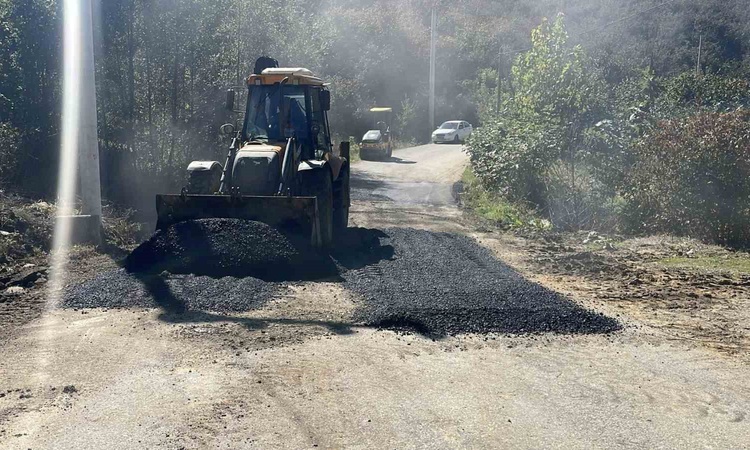 Düzce İl Özel İdaresi, Akçakoca'da Uğurlu-Hasançavuş yolunda asfalt yama yapıyor ve Merak Edilenler