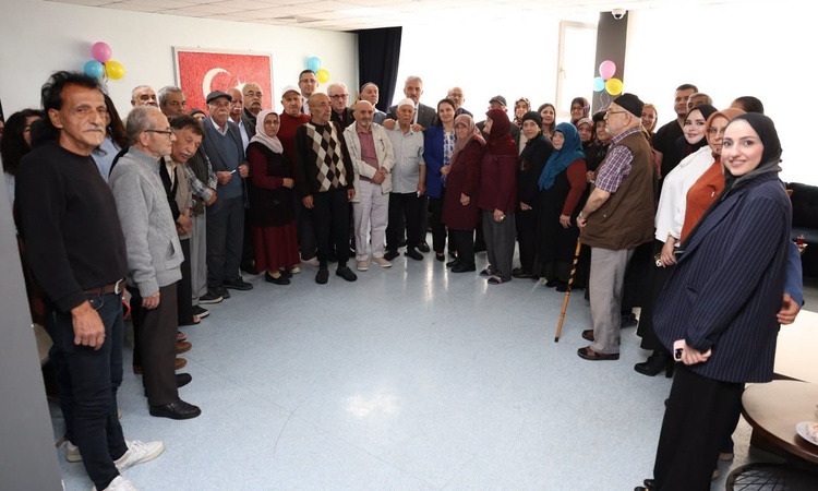 Düzce Valisi Makas, eşiyle Yaşlılar Günü'nde huzurevi sakinleriyle buluştu ve Merak Edilenler