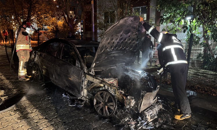 Edirne'de park halindeki otomobil motor yangınında kullanılamaz hale geldi - Son Dakika Bilgileri
