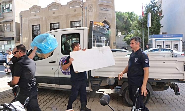 Edremit'te zabıta, yaya geçişini engelleyen tezgah ve tabelaları kaldırdı | İşte Tüm Ayrıntılar