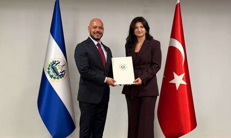 El Salvador, 23 yaşındaki Deveci’yi fahri konsolos olarak atadı ve Merak Edilenler