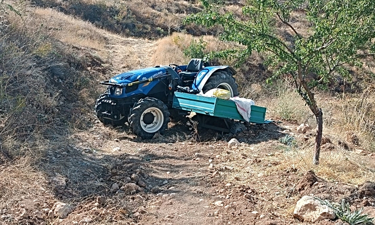 Elazığ'da devrilen traktördeki 2 kişi yaralandı - Son Dakika Bilgileri