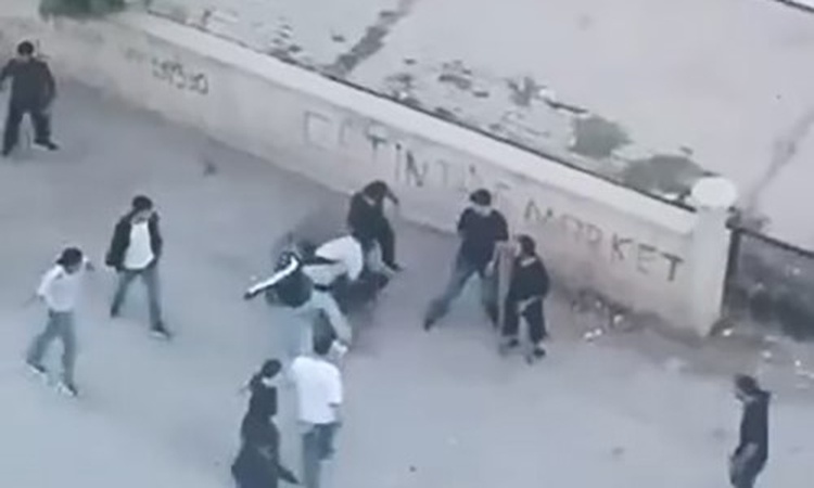 Elazığ'da gençler bir şahsı araya alıp öldüresiye darp etti, o anlar kamerada: Gelişmeler Takip Ediliyor