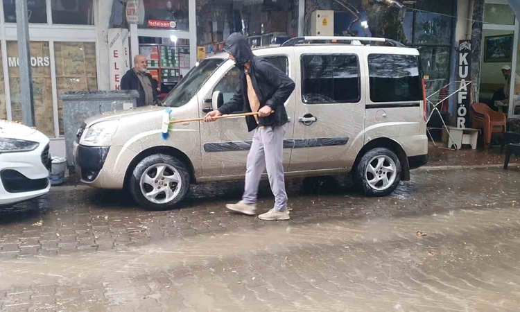 Elazığ Palu'da bir şahıs sağanak yağışta aracını köpükleyerek yıkadı - Son Dakika Bilgileri