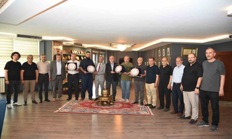 Ayrıntılar Netleşti: Elazığ Ticaret Borsası’nda emek veren meclis üyelerine teşekkür plaketi - Son Dakika