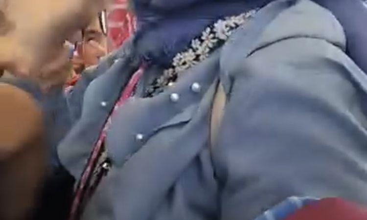 'Children get up' fight on the tram in Eminönü; He shouted and threw his backpack - Breaking News