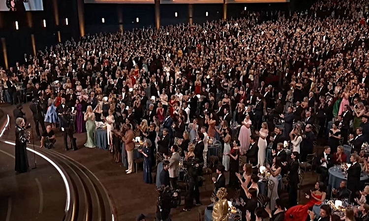 Emmy gecesine Matthew Rhys damgası: Bir gecede iki ödül aldı