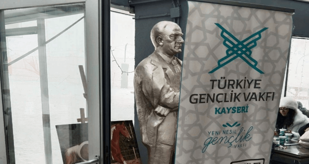 Kritik Açıklama: Erciyes’te Atatürk heykelinin önüne TÜGVA afişi konuldu - Son Dakika ve Merak Edilenler