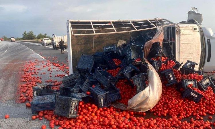 A truck loaded with tomatoes rolled over in Erzin: 2 injured - Last Minute