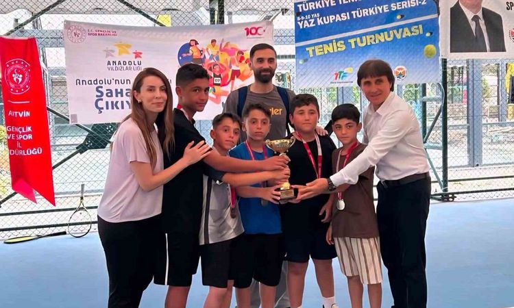 Gündemden Son Bilgiler: Erzincan Erkek Tenis Takımı'ndan Gümüş Madalya - Haberleri