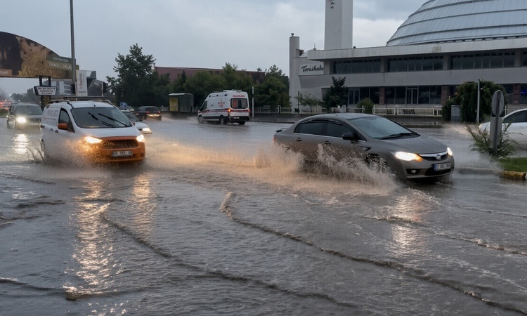 Erzincan'da yağış sonrası gece semaları şimşek ve yıldırımlarla aydınlandı