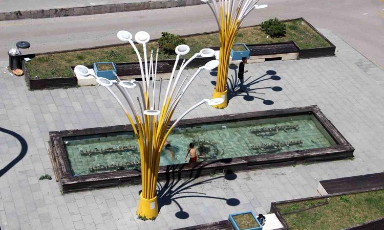 Children cooled off in the ornamental pool in Erzurum - Breaking News