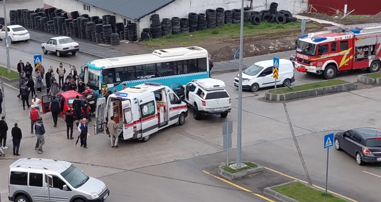 Sıcak Gündem: Erzurum'da halk otobüsü ile otomobil çarpıştı: 5 yaralı - Haberleri: Gelişmeler Takip Ediliyor