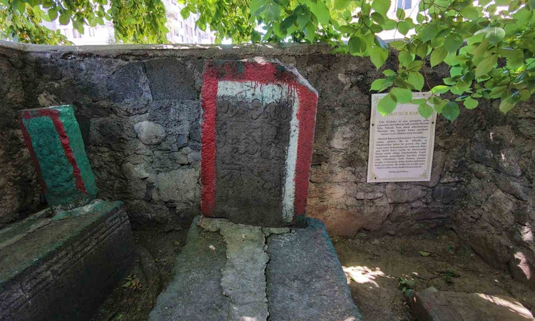 Erzurum'da Öksürük Baba Türbesi'nde öksürük hastaları şifa arıyor