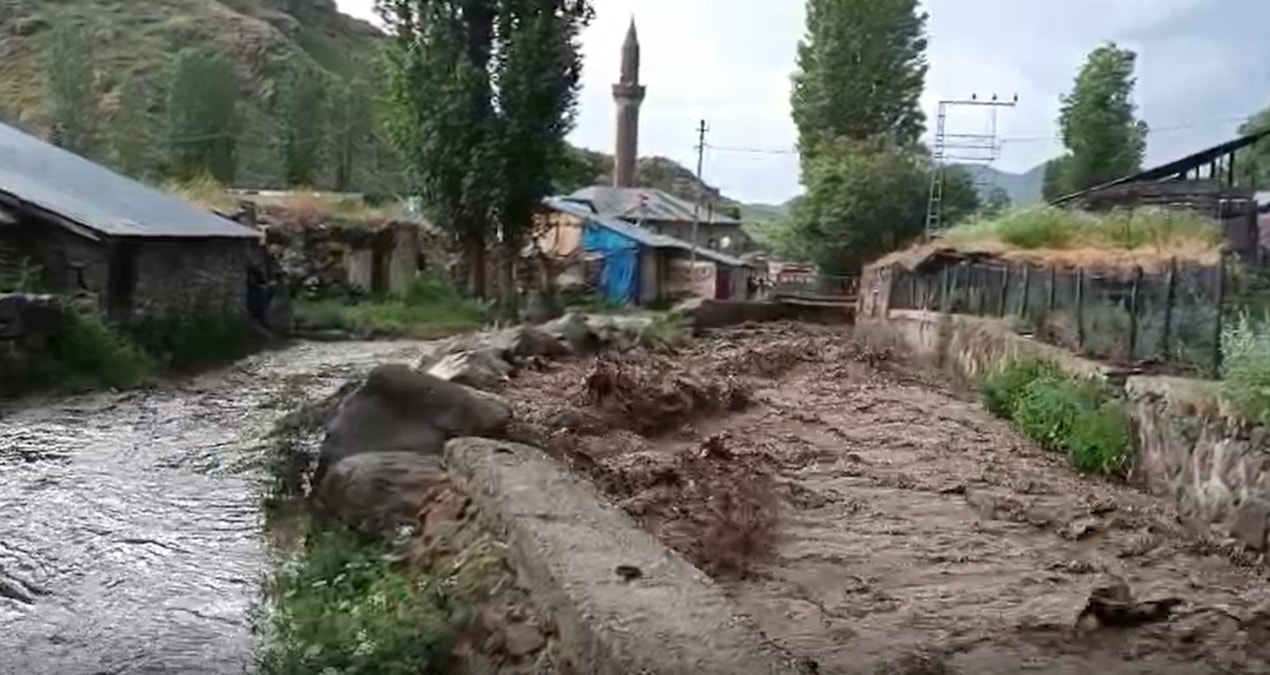 The downpour turned into a flood in Erzurum; houses flooded - Last Minute