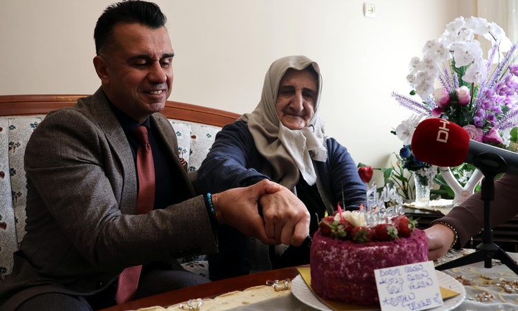 Erzurum'da yalnız yaşayan 85 yaşındaki Asuman Atasever'e doğum günü sürprizi yapıldı ve Merak Edilenler