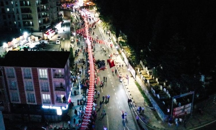 A march commemorating the July 15 martyrs took place in Esenler with a 253-meter Turkish flag - Breaking News