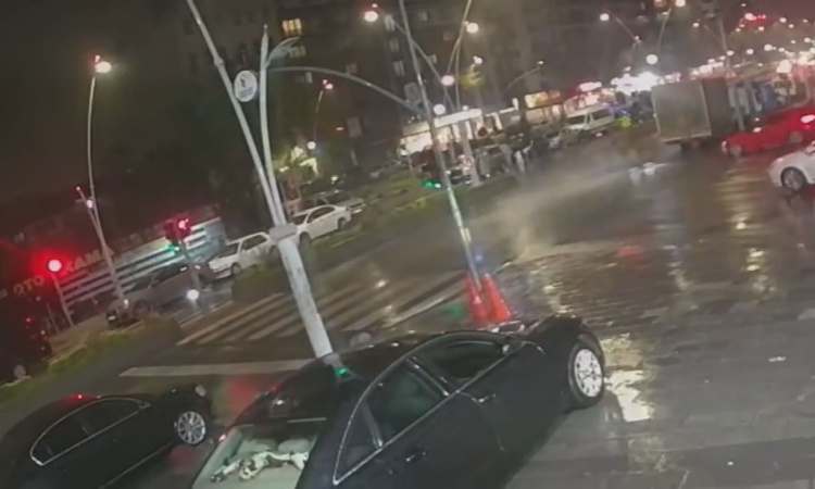 Esenler'de kaygan yolda sürüklenen motosiklet kamyona çarptı, sürücü yaralandı | İşte Tüm Ayrıntılar