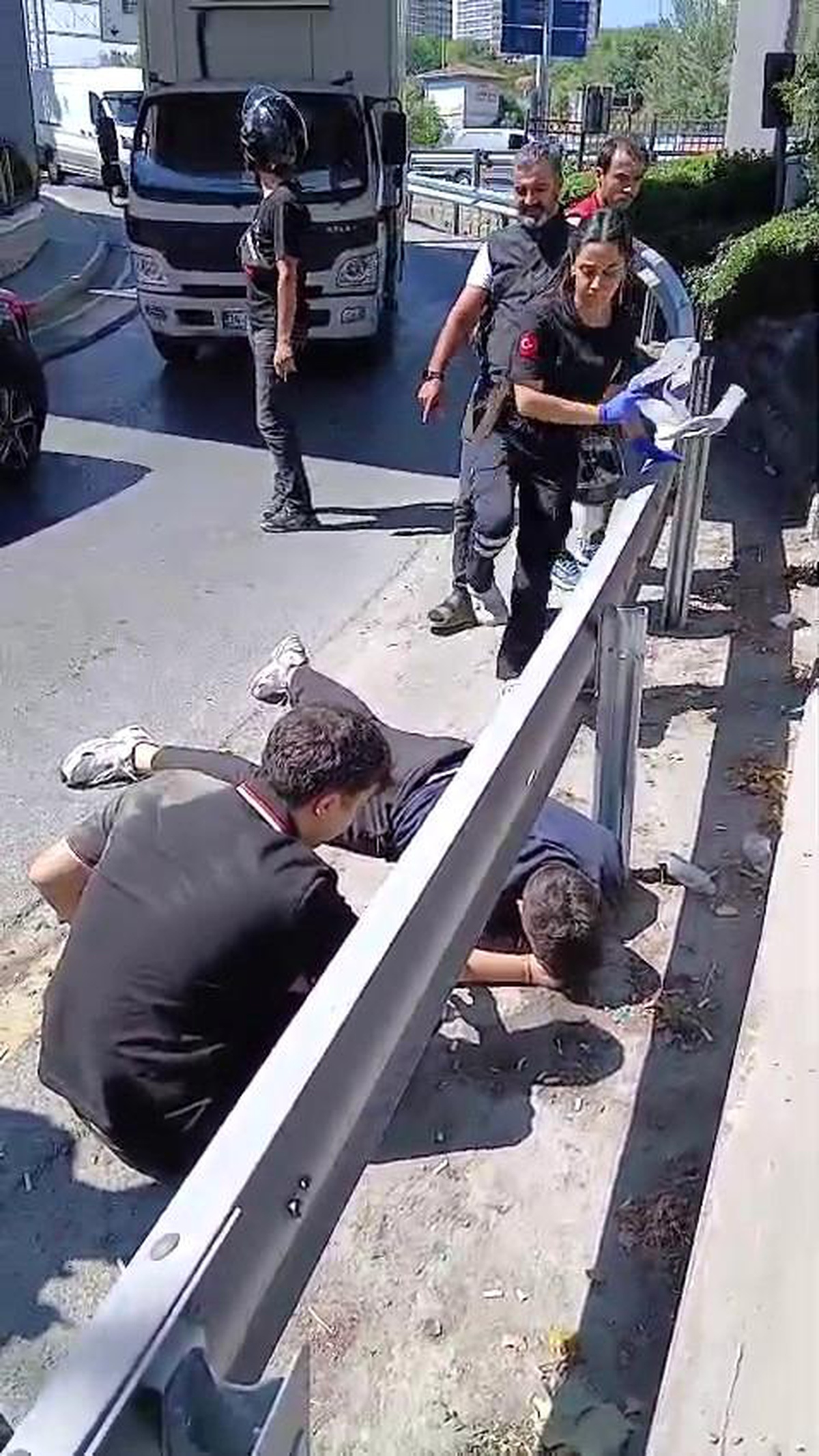 The motorcycle, which could not take a turn in Esenler, crashed into the barriers and overturned: 1 injured - Last Minute