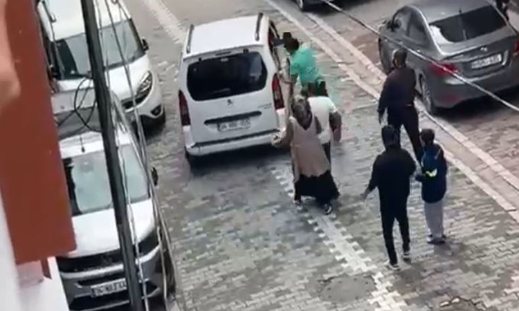 Esenyurt'ta eski koca araca çarptı, kadının ailesi saldırdı; anlar kameraya yansıdı: Gelişmeler Takip Ediliyor