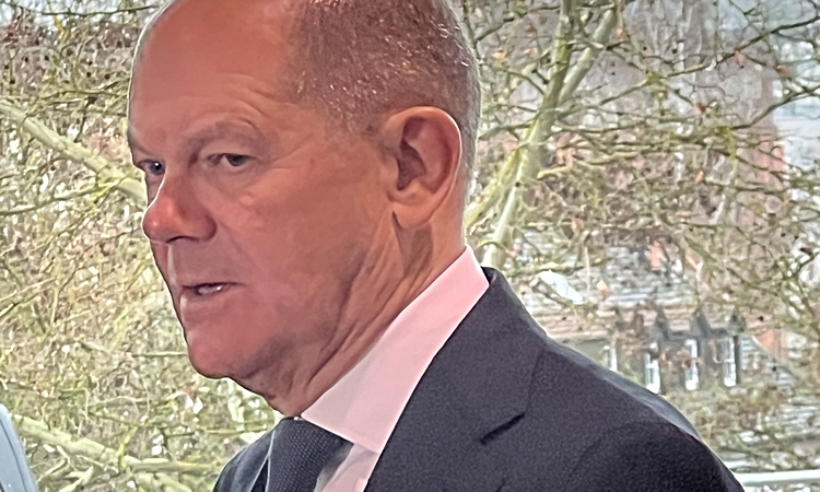 Eski Almanya Başbakanı Olaf Scholz: “Barışın yolu, medeniyetlerin birbirleriyle mücadelesinden geçmez" - Son D