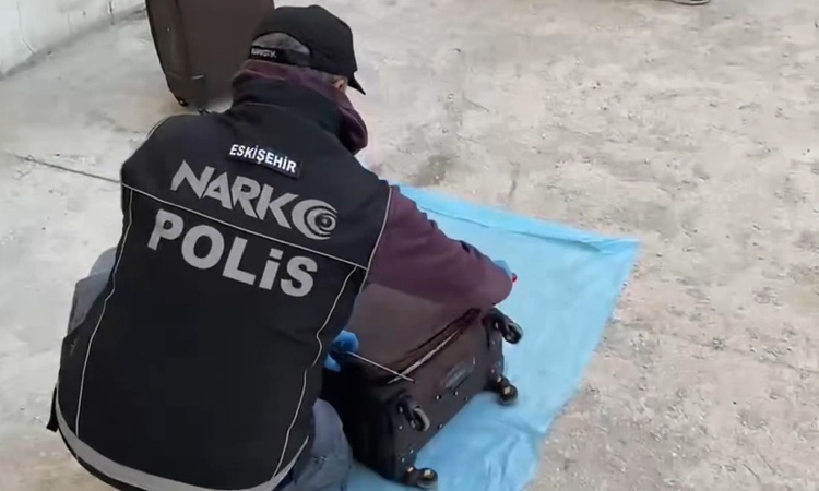 Eskişehir'de 3 şüpheli hakkında tutuklama kararı verildi, 1 kilo 126 gram metamfetamin ele geçirildi | İşte Tü