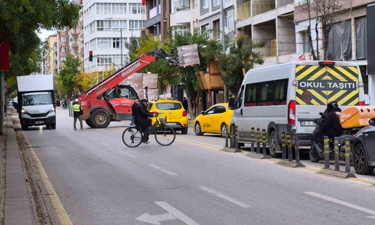 Eskişehir Odunpazarı'nda inşaat malzemesi sevkiyatı trafiği aksattı - Son Dakika Bilgileri
