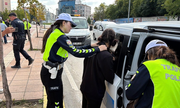 Eskişehir'de polisten kaçan araçta uyuşturucu bulundu, 2 kişi yakalanarak gözaltına sevk edildi | İşte Tüm Ayr