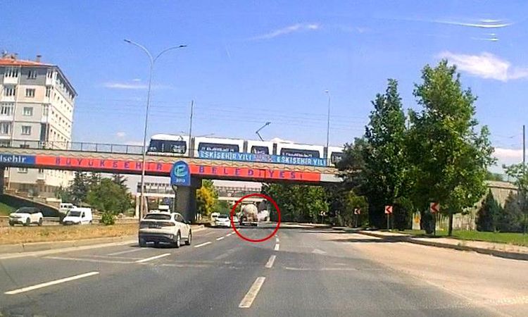 The moments when the tanker's tire exploded like a bomb in Eskişehir was caught on camera - Breaking News