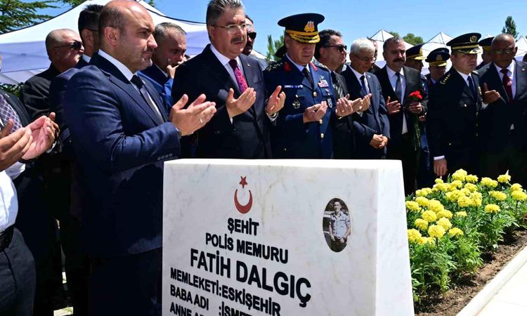 Eskişehir Governor commemorated July 15 martyr Fatih Dalgıç at his grave - News