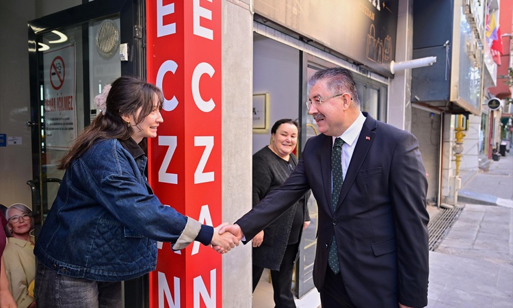 Eskişehir Valisi Erdinç Yılmaz, Demirciler Sokak'ta esnafla buluştu ve Merak Edilenler