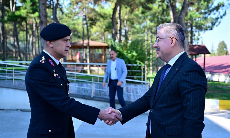 Eskişehir Valisi Erdinç Yılmaz, İl Jandarma Komutanlığında Şeref Defteri'ni imzaladı ve Merak Edilenler