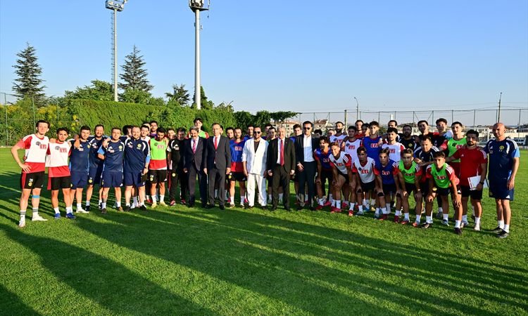 Eskişehir Valisi Yılmaz ile AK Parti Milletvekili Hatipoğlu Eskişehirspor'u ziyaret etti - Son Dakika Haberler
