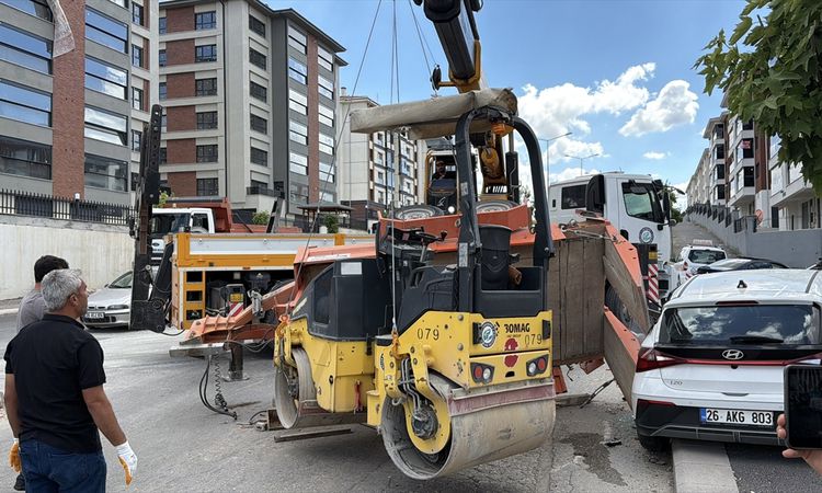 2 people were injured in the accident in Eskişehir where a road roller rolled over onto a car - Last Minute