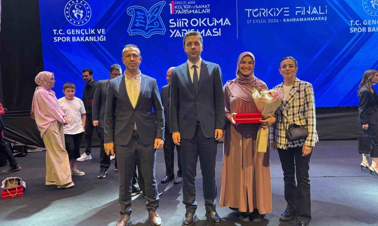 Esmanur Çancılar, Arif Nihat Asya'nın Naat şiiriyle Türkiye birincisi oldu | İşte Tüm Ayrıntılar