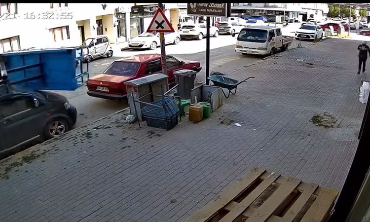 Eşya taşıma asansörünün minibüsün üzerine devrildiği anlar kamerada - Son Dakika - Son Dakika Bilgileri