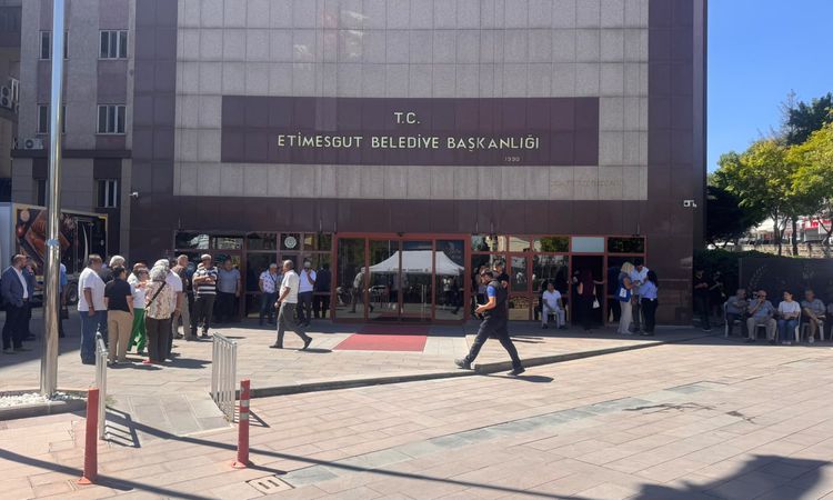 Son Gelişme: Etimesgut Belediyesi'ne baskın: Başkan Beşikçioğlu dahil 55 şüpheli gözaltında - Haberleri | İşte