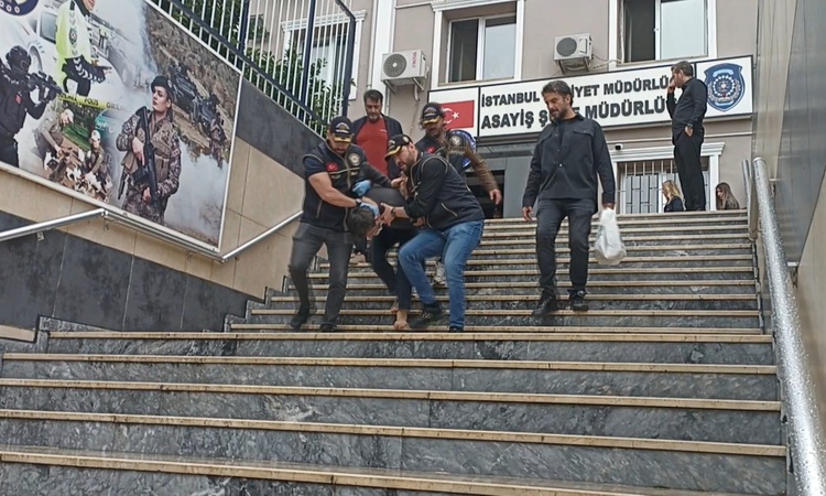 Eyüpsultan Camii'nde havaya 4 el ateş açılması üzerine 2 şüpheli yakalanarak gözaltına sevk edildi