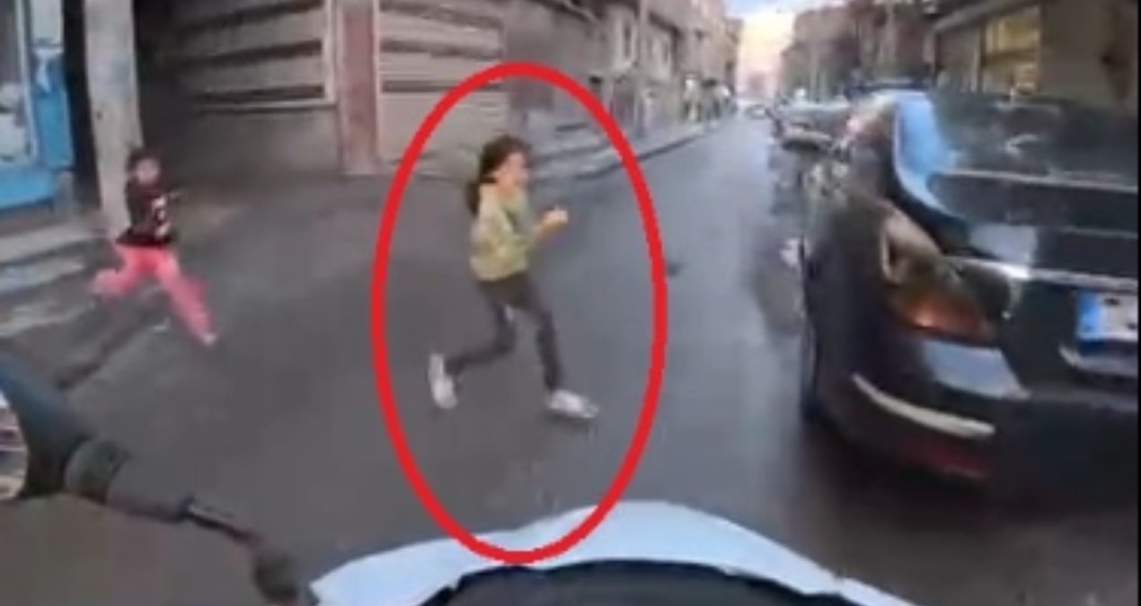 Kritik Açıklama: Faciadan kıl payı dönüldü: Yola fırlayan çocuğu motokurye son anda kurtardı - Son Dakika Habe