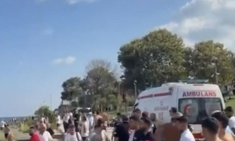 Ayrıntılar Netleşti: Fatih'te denize giren 2 kardeş boğulma tehlikesi geçirdi; dalgıçların çıkardığı çocuk has
