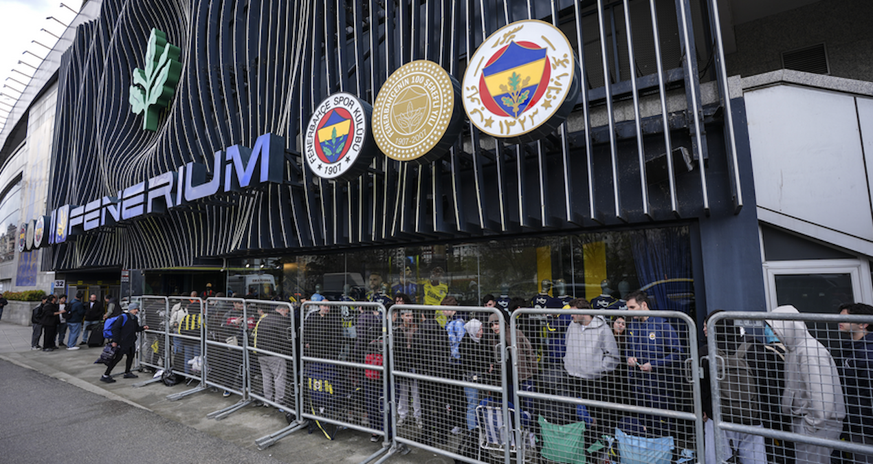 Kritik Açıklama: Fenerbahçeli yıldızlar için metrelerce kuyruk oluşturdular - Son Dakika
